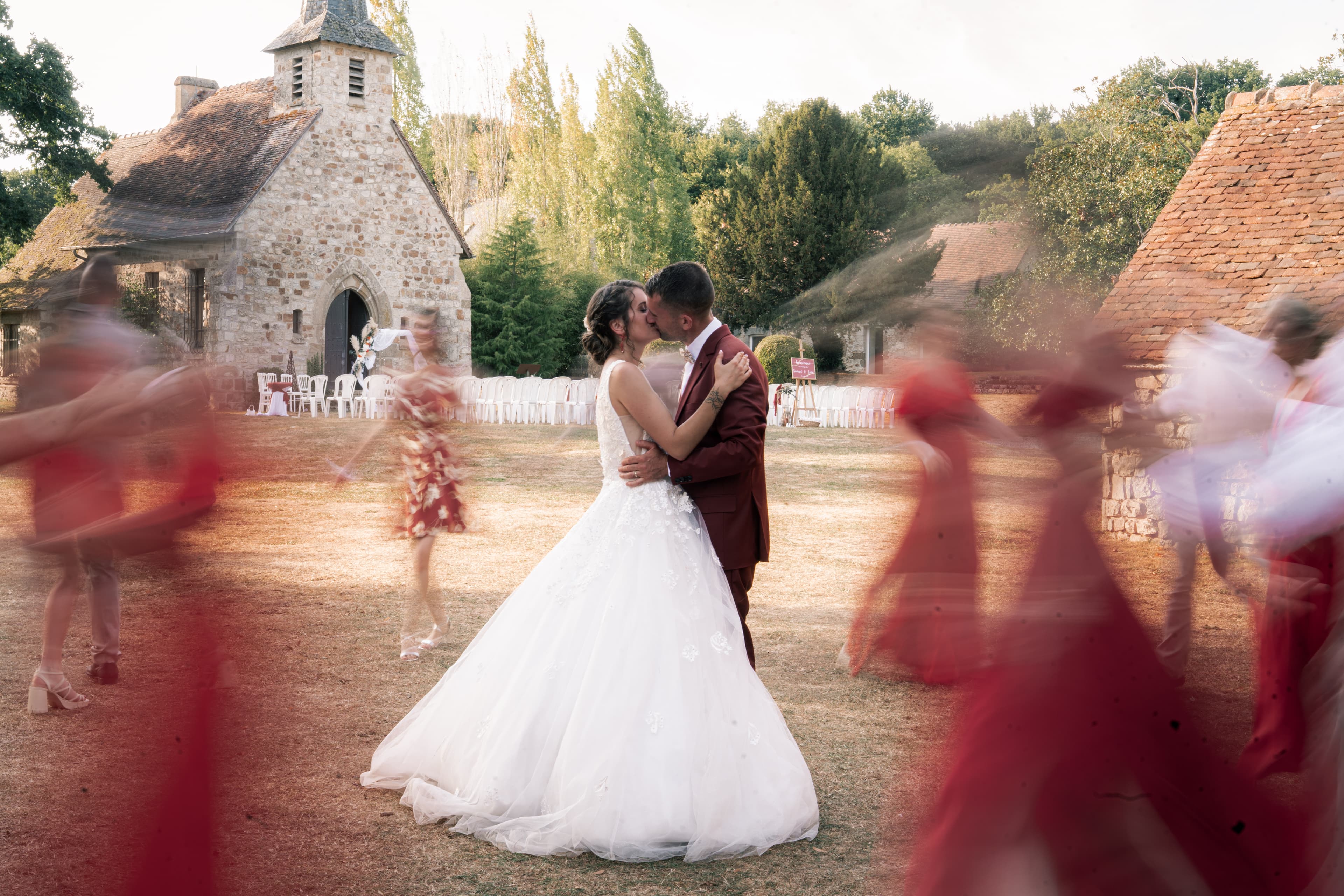 Couple s'embrassant devant une chapelle lors d'un mariage